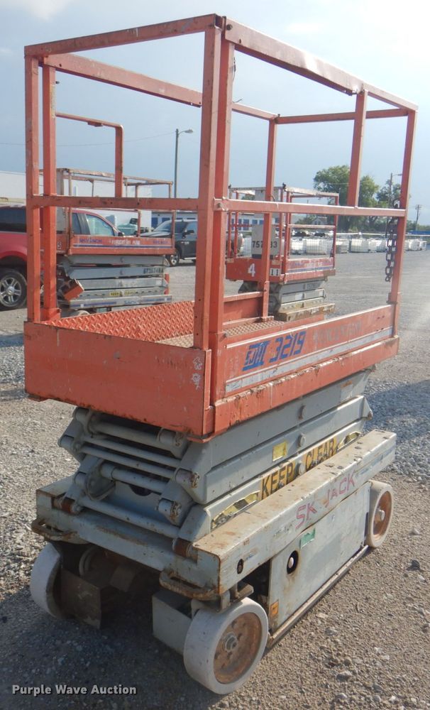 image for item KW9794 2000 Skyjack SJIII 3219  scissor lift