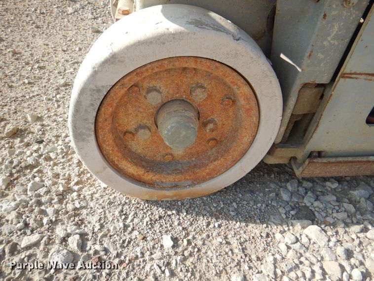 image for item KW9794 2000 Skyjack SJIII 3219  scissor lift