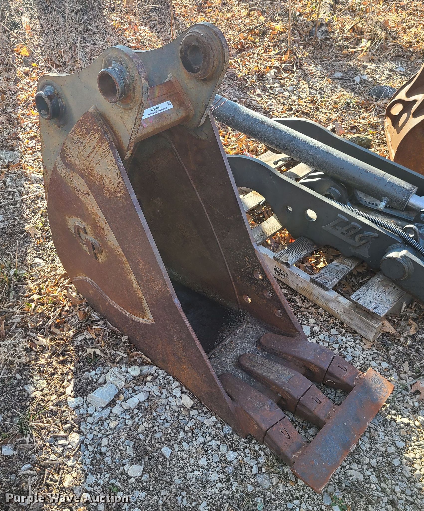 CP 18"W excavator bucket in Centerview, MO Item KG9605 sold Purple Wave