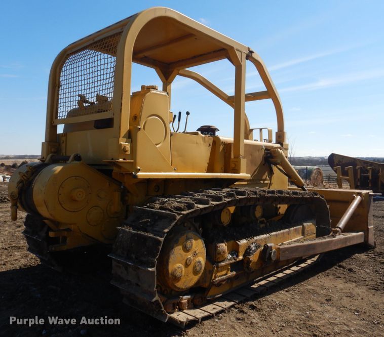 image for item DH8204 1982 International TD15C  dozer