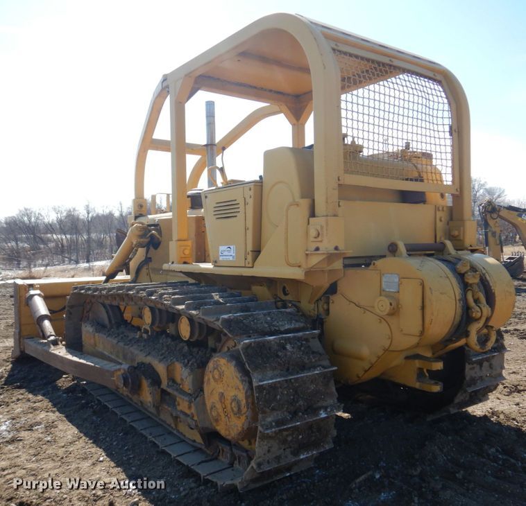 image for item DH8204 1982 International TD15C  dozer