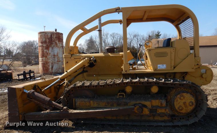 image for item DH8204 1982 International TD15C  dozer