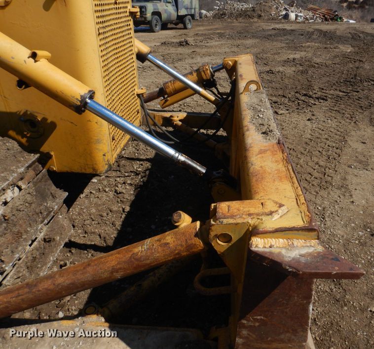 image for item DH8204 1982 International TD15C  dozer