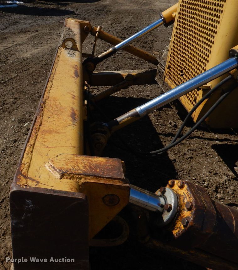 image for item DH8204 1982 International TD15C  dozer