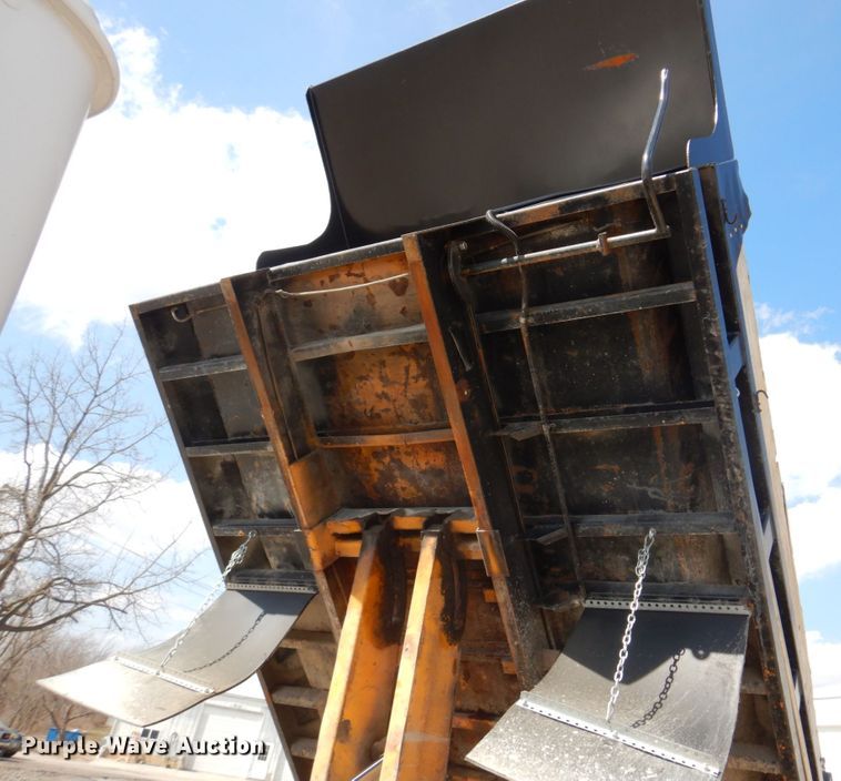 image for item DH8214 1998 International 4900  dump truck