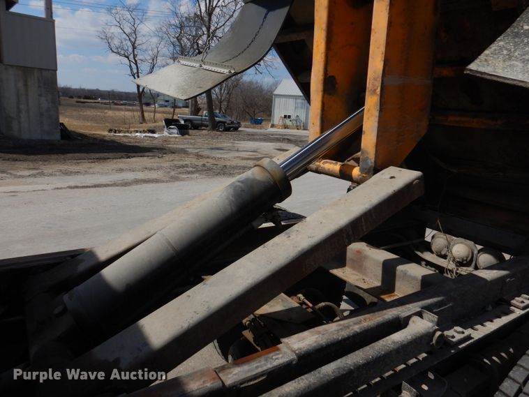 image for item DH8214 1998 International 4900  dump truck