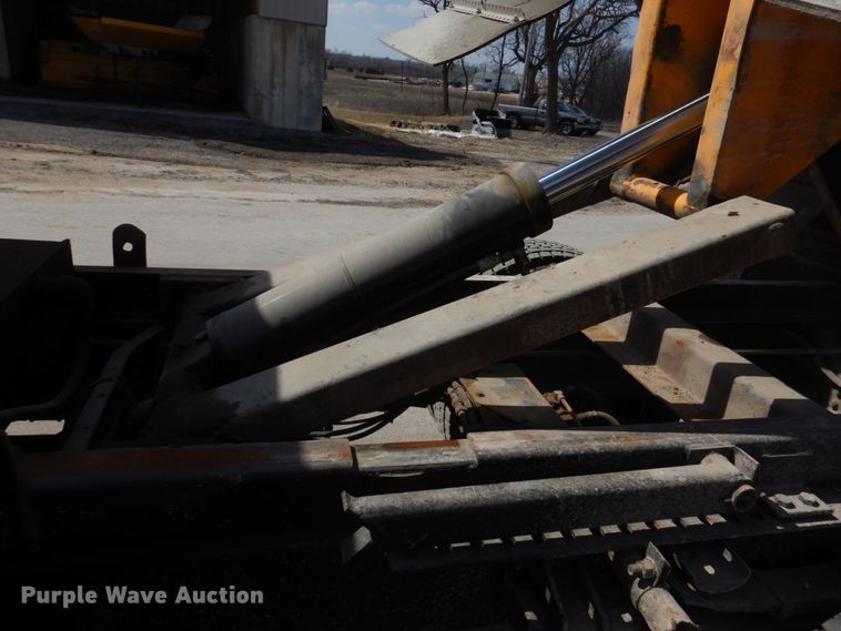 image for item DH8214 1998 International 4900  dump truck