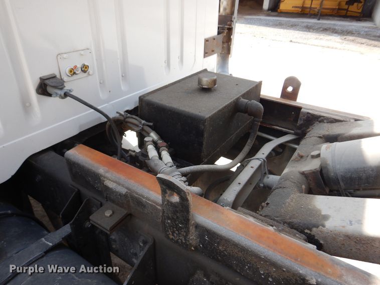 image for item DH8214 1998 International 4900  dump truck