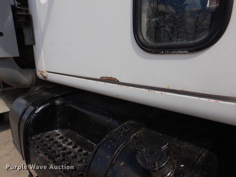 image for item DH8214 1998 International 4900  dump truck