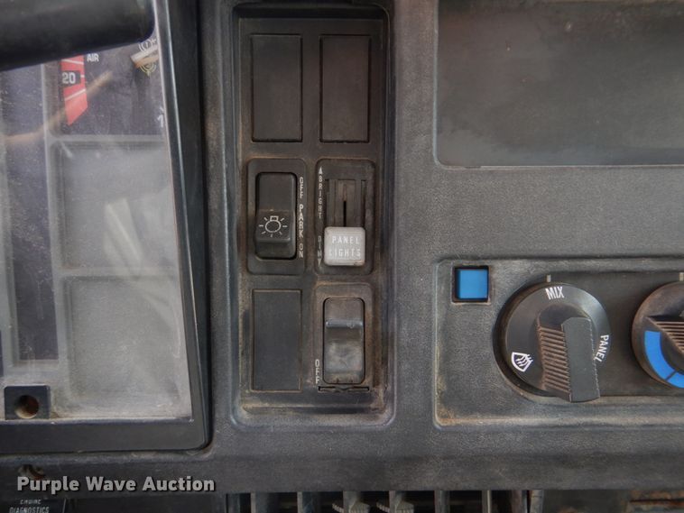 image for item DH8214 1998 International 4900  dump truck