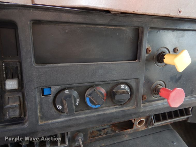 image for item DH8214 1998 International 4900  dump truck