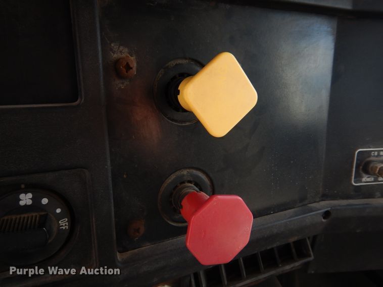 image for item DH8214 1998 International 4900  dump truck