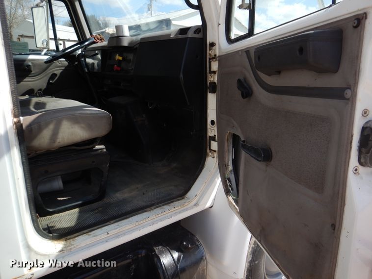 image for item DH8214 1998 International 4900  dump truck