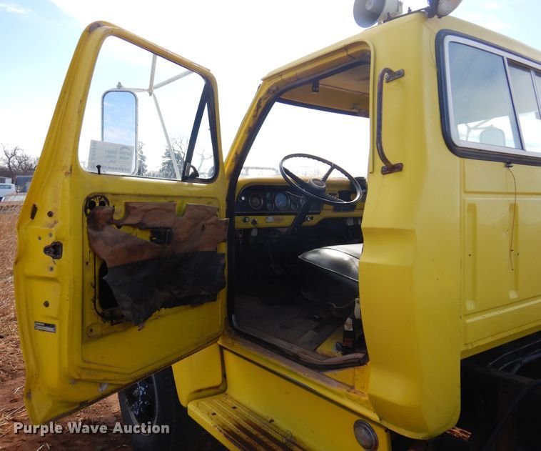 image for item DK4410 1979 Ford F600  flatbed truck