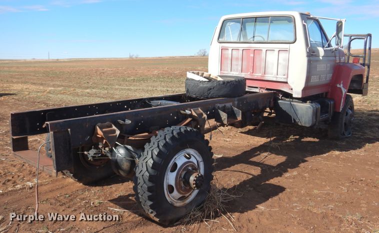 image for item DK4411 1986 Ford F700  truck cab and chassis