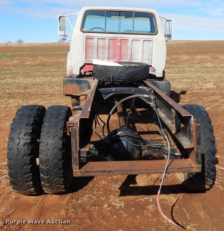 image for item DK4411 1986 Ford F700  truck cab and chassis