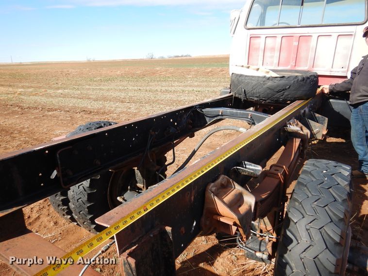 image for item DK4411 1986 Ford F700  truck cab and chassis