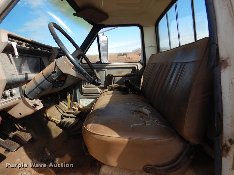 image for item DK4411 1986 Ford F700  truck cab and chassis