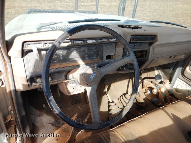 image for item DK4411 1986 Ford F700  truck cab and chassis