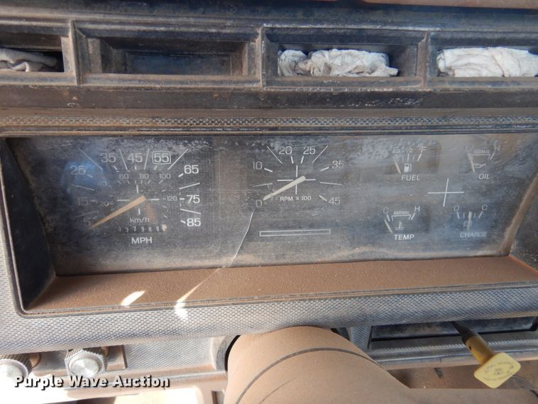 image for item DK4411 1986 Ford F700  truck cab and chassis