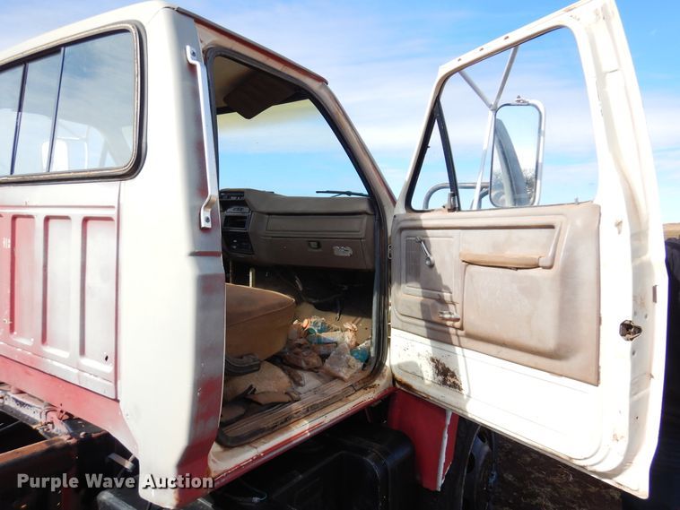image for item DK4411 1986 Ford F700  truck cab and chassis