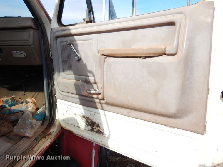 image for item DK4411 1986 Ford F700  truck cab and chassis