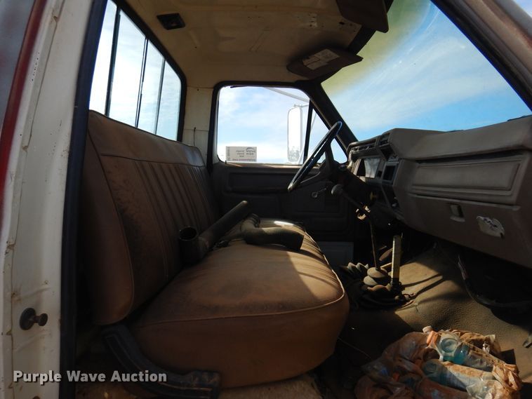 image for item DK4411 1986 Ford F700  truck cab and chassis