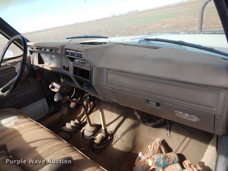 image for item DK4411 1986 Ford F700  truck cab and chassis