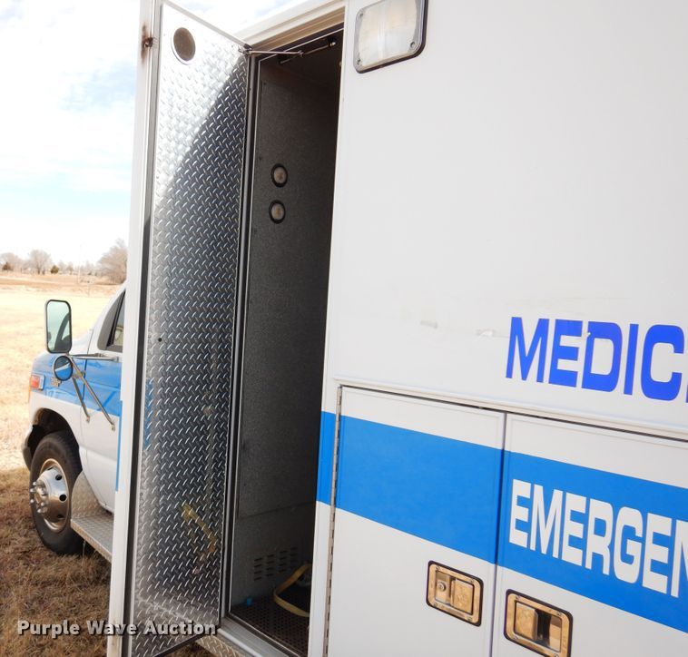 image for item DK4412 2003 Ford E450 Super Duty  ambulance