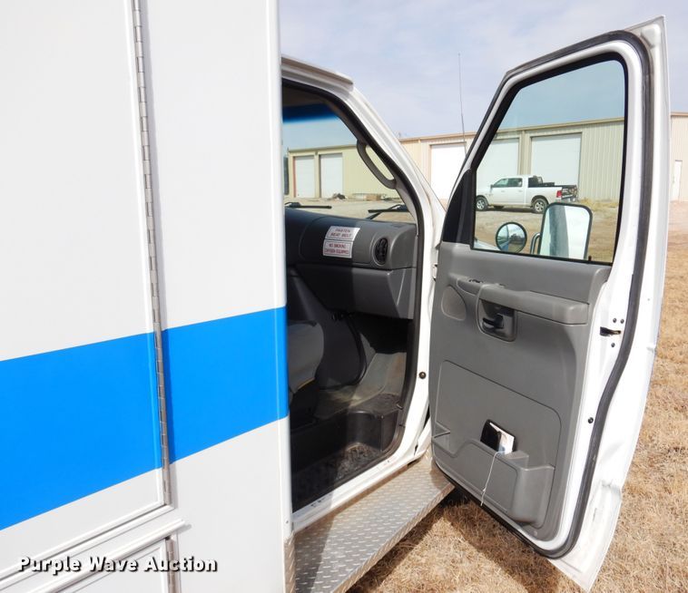 image for item DK4412 2003 Ford E450 Super Duty  ambulance