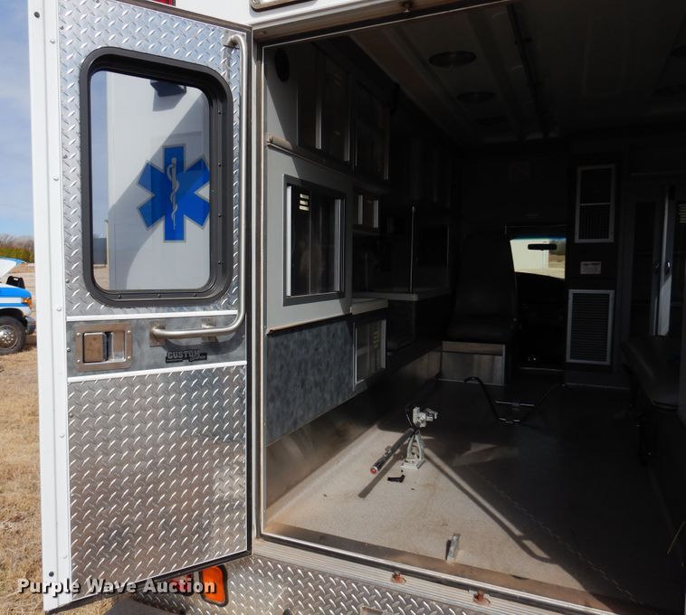 image for item DK4412 2003 Ford E450 Super Duty  ambulance