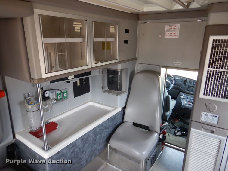 image for item DK4412 2003 Ford E450 Super Duty  ambulance