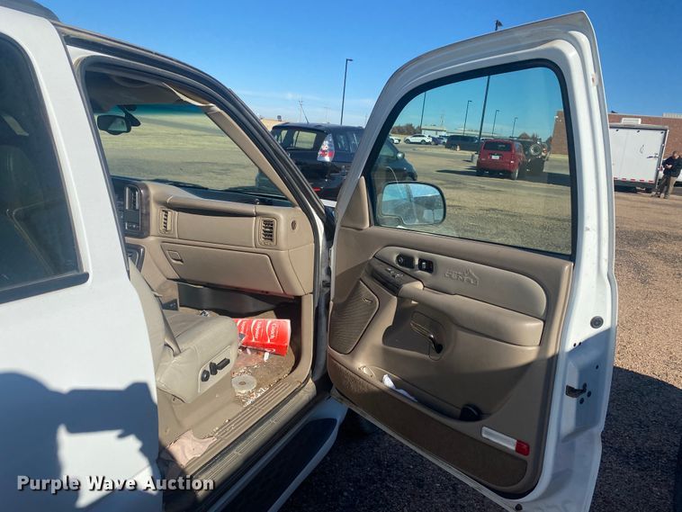 image for item DM8322 2002 GMC Yukon Denali  SUV