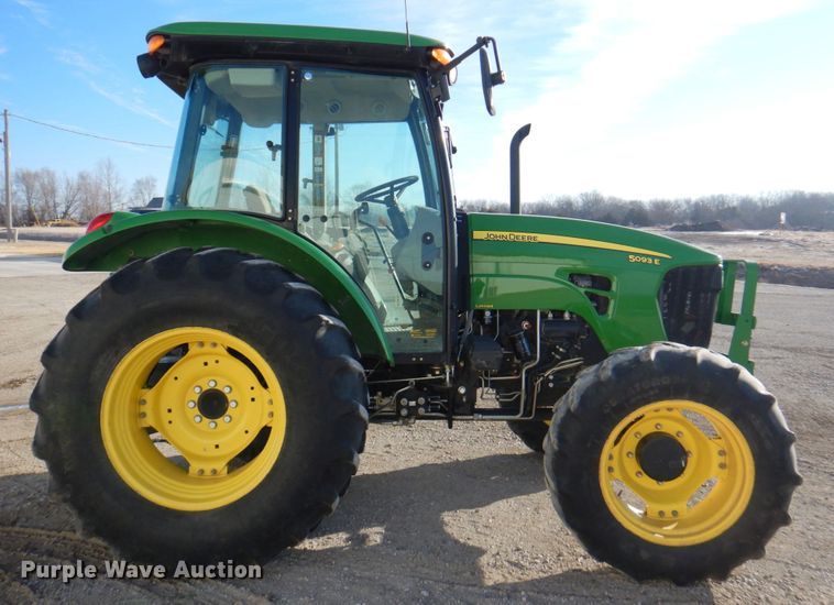 image for item DN1374 2011 John Deere 5093E  MFWD tractor