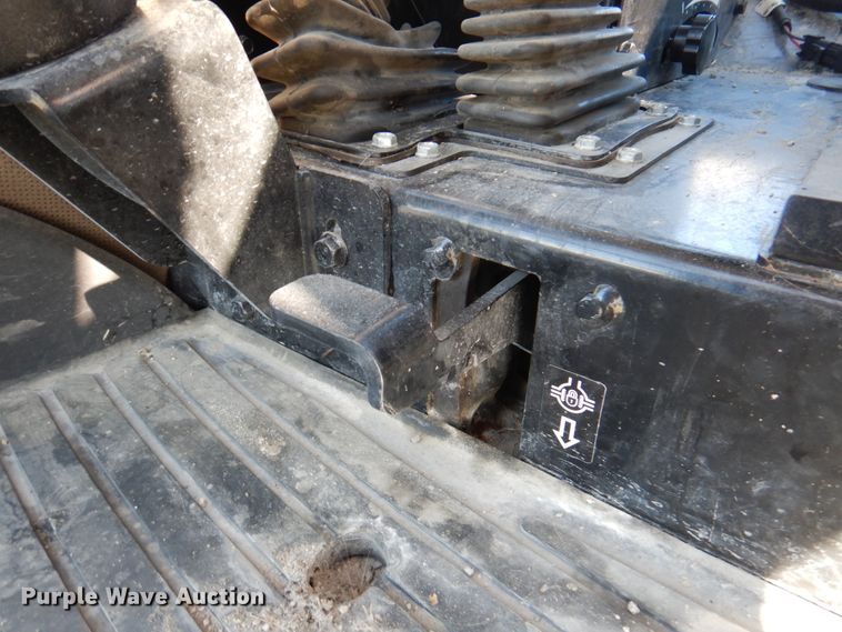 image for item DN1374 2011 John Deere 5093E  MFWD tractor