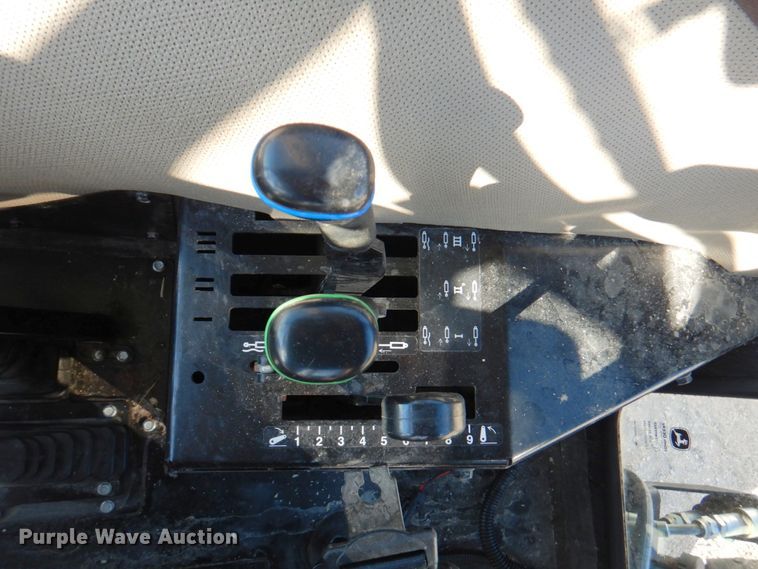 image for item DN1374 2011 John Deere 5093E  MFWD tractor