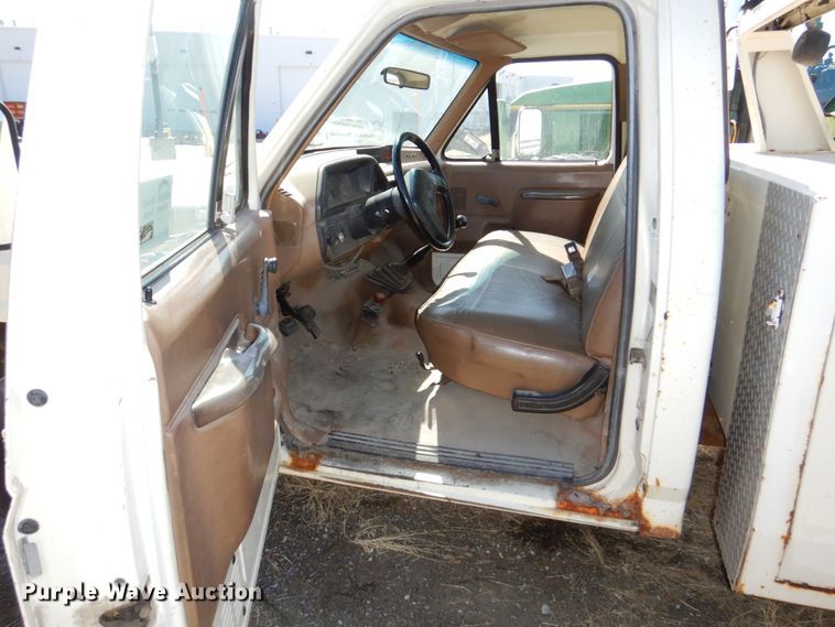 image for item DN7270 1991 Ford F450  tow truck