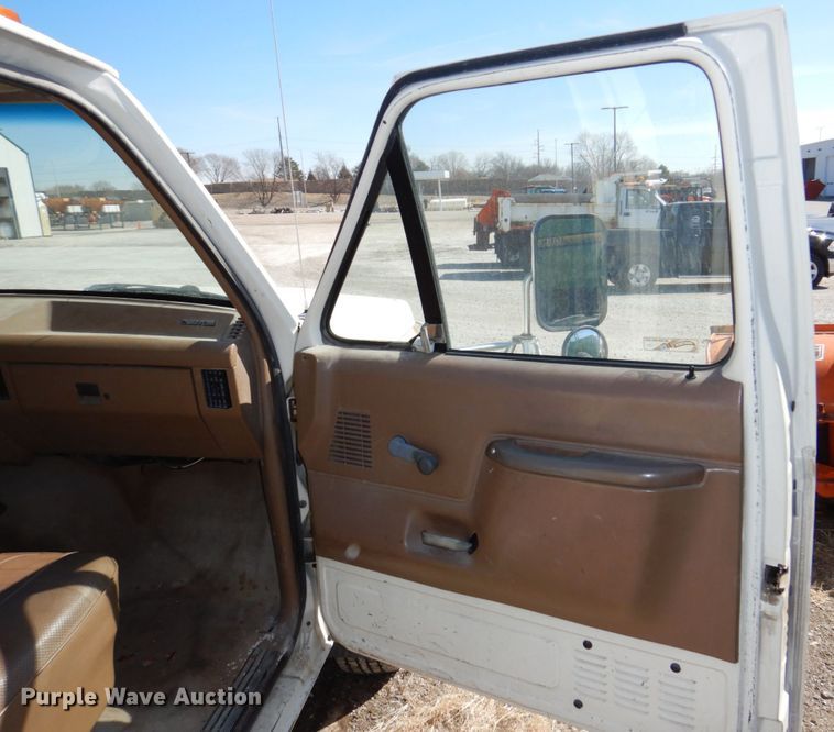 image for item DN7270 1991 Ford F450  tow truck