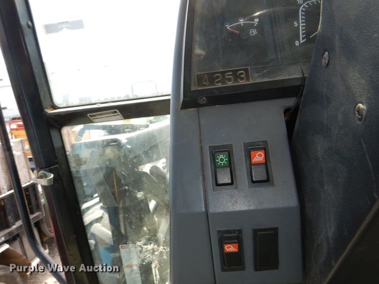 image for item DN7271 1995 New Holland 5640  tractor