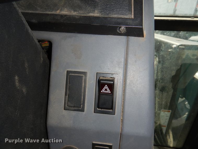 image for item DN7271 1995 New Holland 5640  tractor