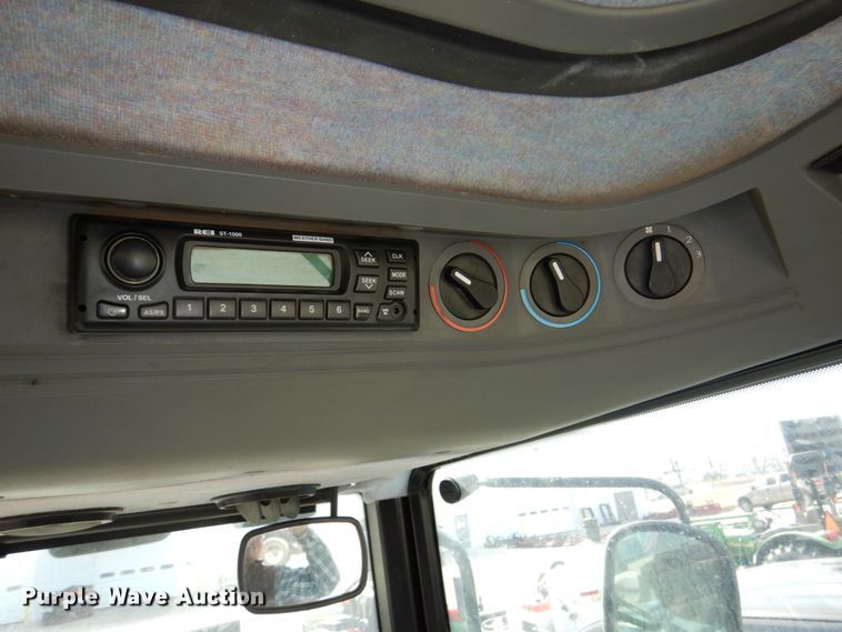 image for item DN7271 1995 New Holland 5640  tractor