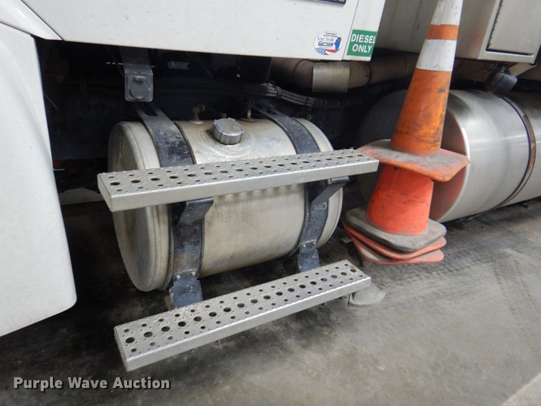 image for item DN7273 2005 Sterling L8500  sewer jetter truck