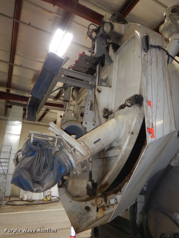 image for item DN7273 2005 Sterling L8500  sewer jetter truck