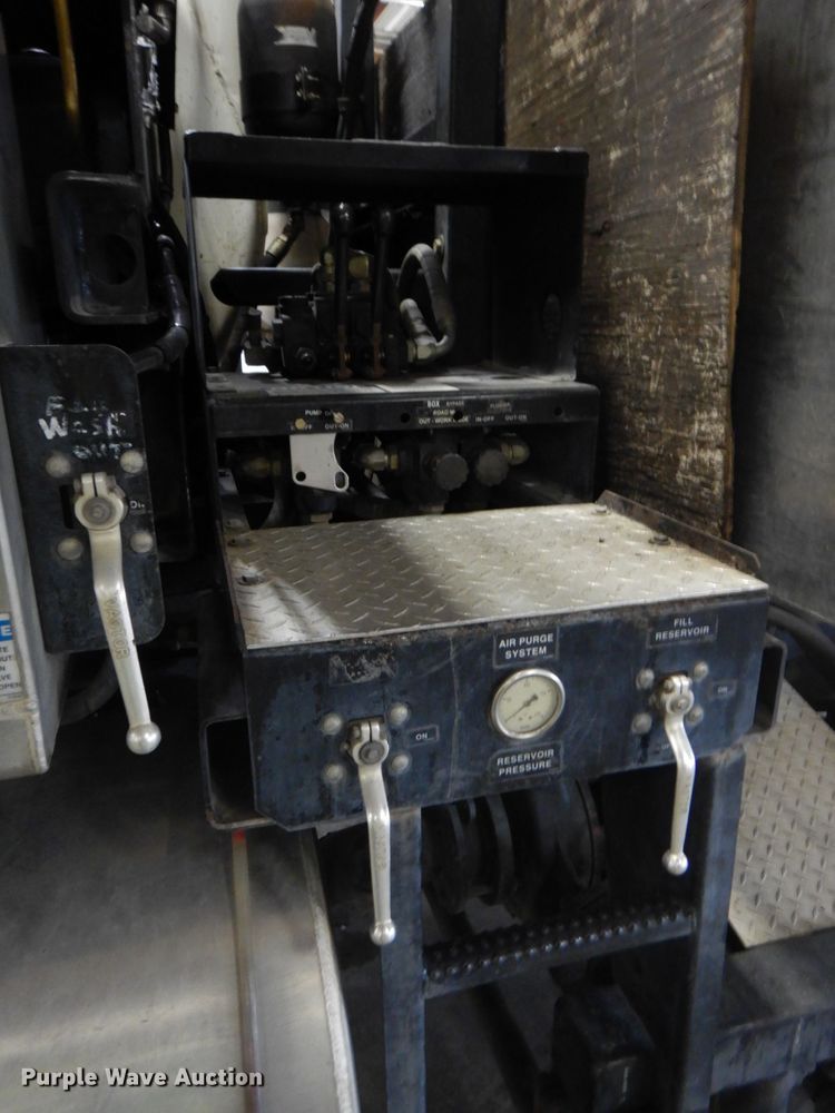 image for item DN7273 2005 Sterling L8500  sewer jetter truck