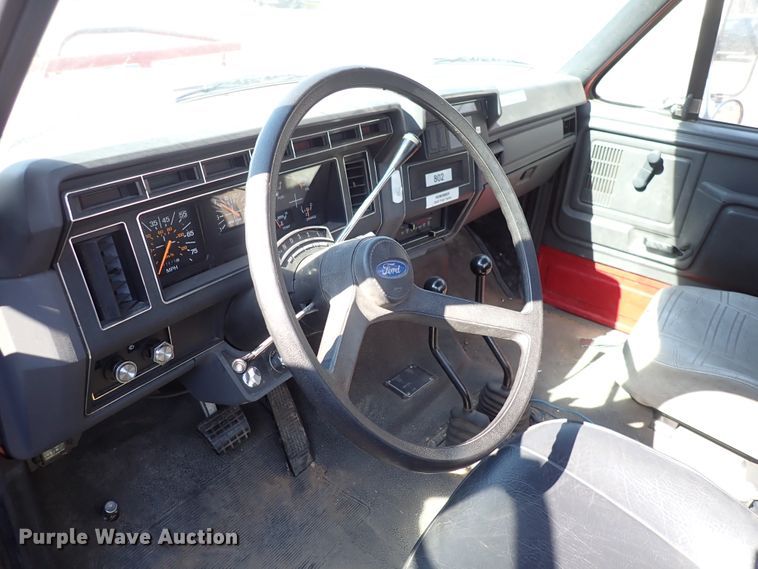 image for item DS7018 1994 Ford F700  fire truck