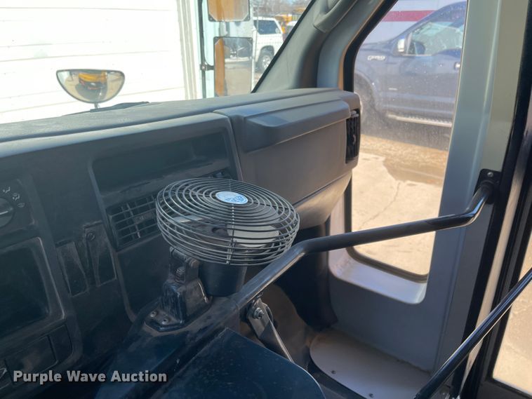 image for item FV9268 2006 GMC Savana G3500  school bus