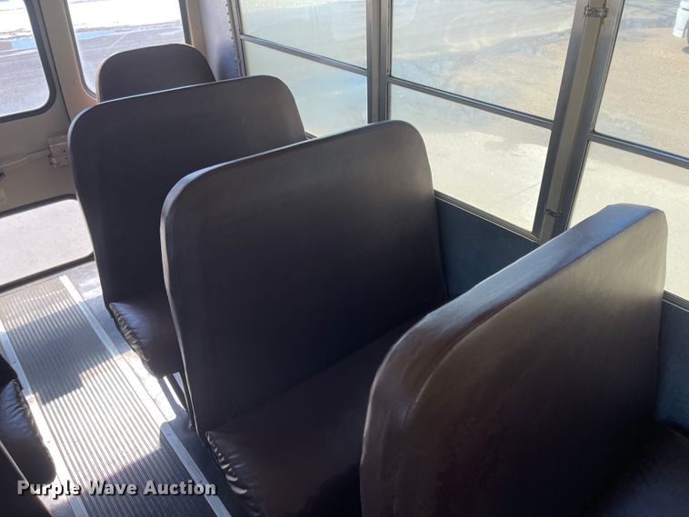 image for item FV9268 2006 GMC Savana G3500  school bus