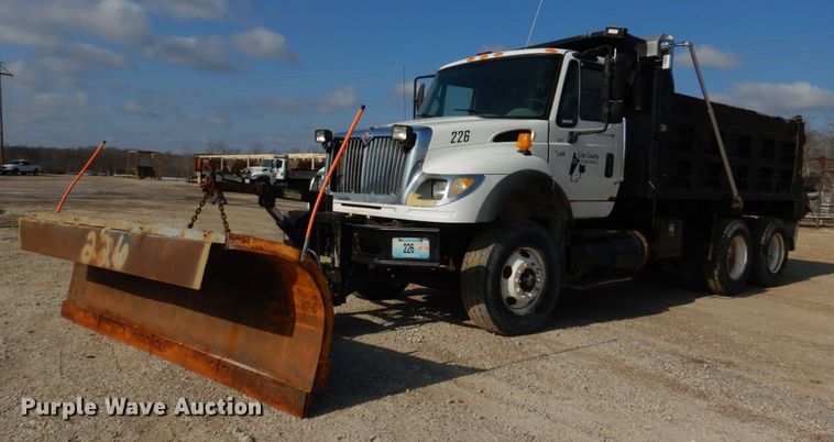 image for item IM9660 2004 International 7600  dump truck