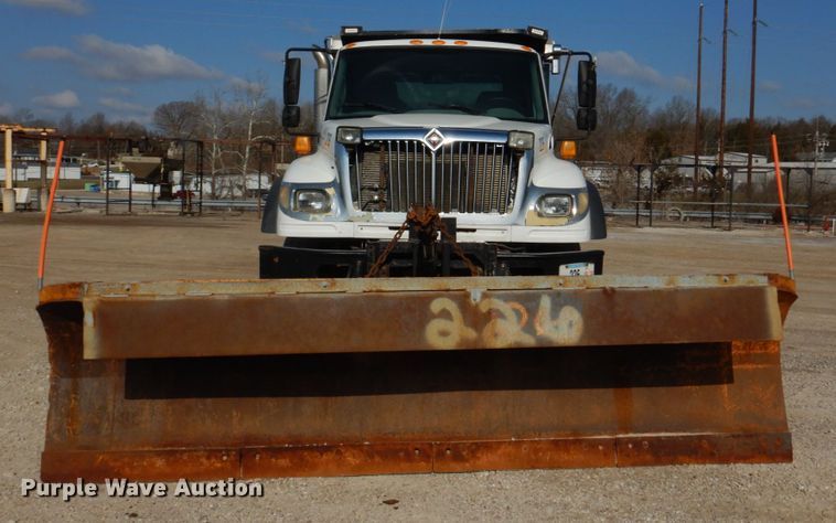 image for item IM9660 2004 International 7600  dump truck