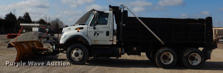 image for item IM9660 2004 International 7600  dump truck